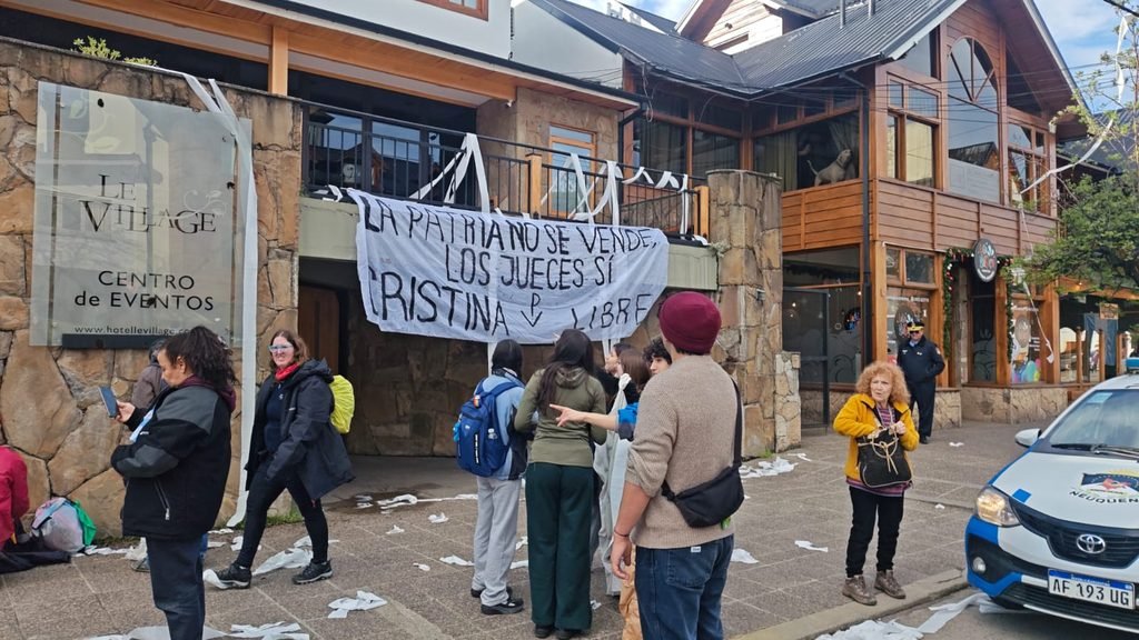 La juventud lo logró, a pesar de que no los dejaban pasar la policía.